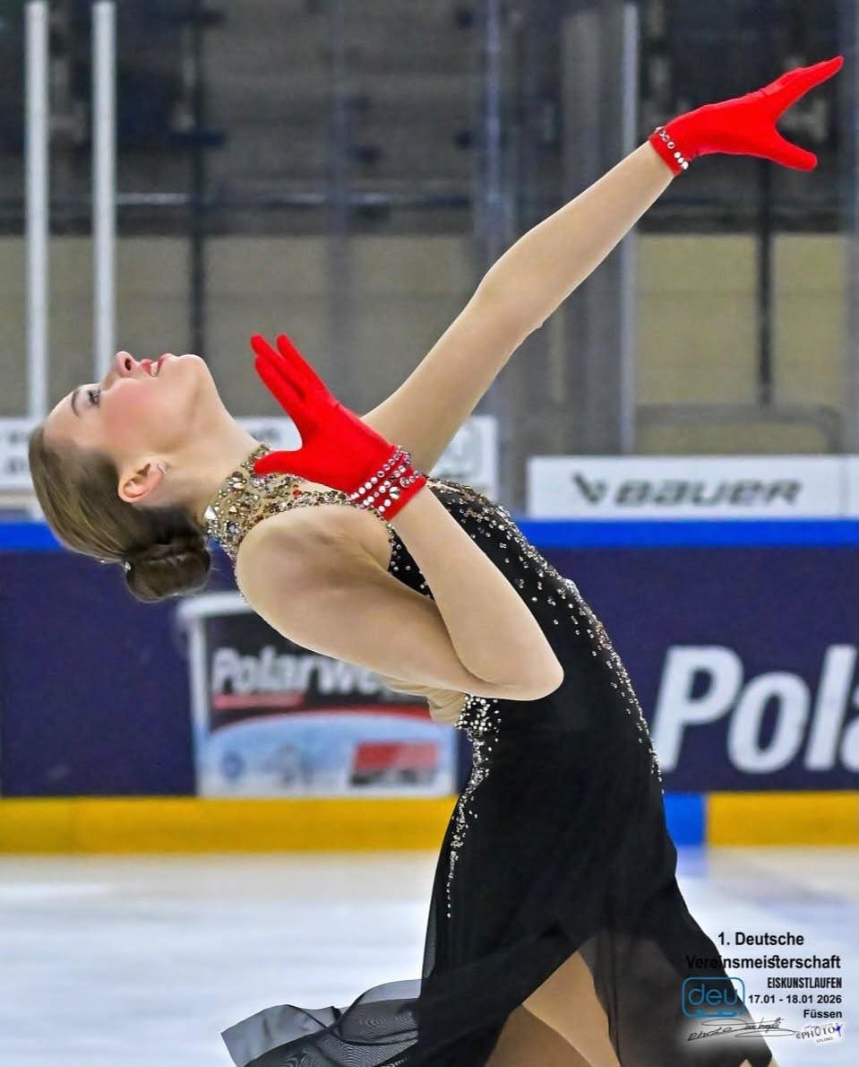 Alexane Niesler bei der 1. Deutschen Vereinsmeisterschaft im Eiskunstlaufen 2026 in Füssen