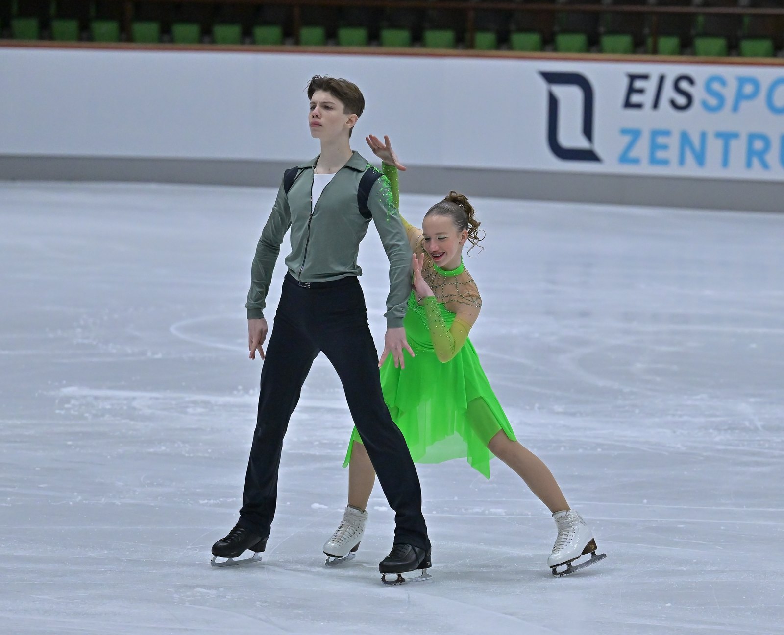 Daryna Zimina und Jan Egorov bei der Deutschen Meisterschaft im Advanced Novice Eistanz in Oberstdorf